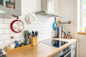 Kuchyň nebo kuchyňský kout v ubytování Großzügige 185m2-Altbauwohnung in Bestlage 7Zimmer-2Bäder-2Küchen-2WCs
