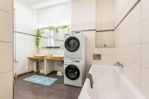 Koupelna v ubytování Großzügige 185m2-Altbauwohnung in Bestlage 7Zimmer-2Bäder-2Küchen-2WCs