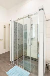 Koupelna v ubytování Großzügige 185m2-Altbauwohnung in Bestlage 7Zimmer-2Bäder-2Küchen-2WCs