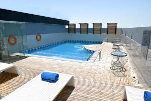 בריכת השחייה שנמצאת ב-Q Suites Jeddah by EWA - Managed by HMH או באזור