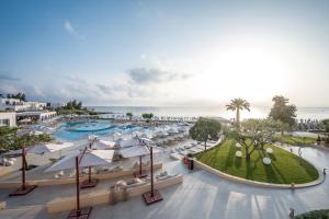 uma vista panorâmica para uma piscina do resort com guarda-sóis em Creta Maris Resort em Hersonissos