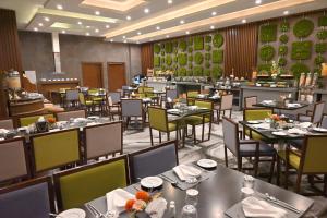Un restaurante o sitio para comer en Q Suites Jeddah by EWA - Managed by HMH