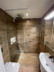 Vonios kambarys apgyvendinimo įstaigoje Luxurious stay at modern apartment (Cesis)