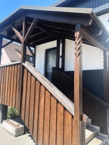 una terraza de madera con toldo en una casa en Sleep & Go Motel 
