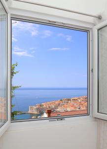 una ventana con vistas al océano en Exclusive Old Town and Sea View Apartments, en Dubrovnik