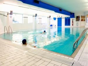 due persone che nuotano in una piscina di Central Hotel Donegal a Donegal
