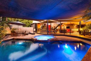uma grande piscina num quintal com uma casa em Asrama Broome em Broome