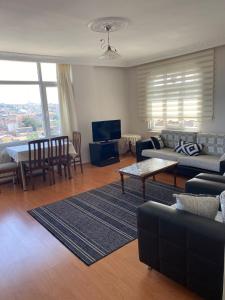 ein Wohnzimmer mit einem Sofa und einem Tisch in der Unterkunft kireçburnu mahallesinde deniz manzaralı eşyalı daire in Istanbul