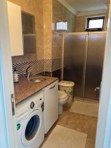 ein Badezimmer mit einer Waschmaschine und einem Waschbecken in der Unterkunft kireçburnu mahallesinde deniz manzaralı eşyalı daire in Istanbul