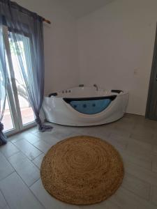 Fotografie z fotogalerie ubytování Agnanti Hotel v destinaci Adamas + 33 fotografií