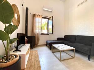 un salon avec un canapé et une table dans l'établissement PRIMAVERA, à Kalamaki