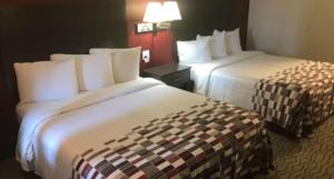 Postel nebo postele na pokoji v ubytování American Inn
