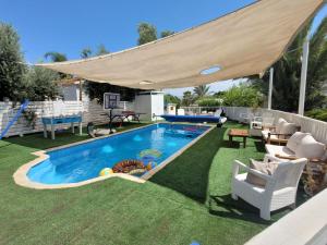 Bazén v ubytování Helios Luxury Suites nebo v jeho okolí