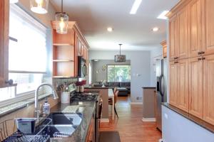 丹佛的住宿－Family-Friendly Mid-century Modern Retreat，厨房配有水槽和台面
