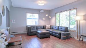 丹佛的住宿－Family-Friendly Mid-century Modern Retreat，客厅配有沙发和椅子