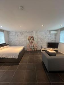 1 dormitorio con 1 cama y 1 sofá en B&B Sloterpark en Ámsterdam