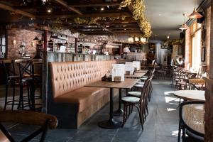 Wateredge Inn- The Inn Collection Group餐厅或其他用餐的地方