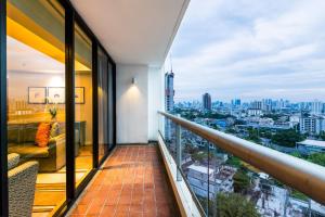balcone con vista sulla città di Chatrium Residence Sathon Bangkok a Bangkok