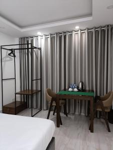 una habitación con una mesa y algunas cortinas en Best Studio Room Near Ben Thanh Market, en Ho Chi Minh