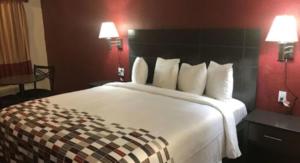 Postel nebo postele na pokoji v ubytování American Inn