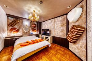 Un dormitorio con una cama con donuts. en SWEETS HOTEL KYOTO -Adult Only en Yawata