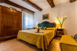 ヴェネツィアにあるホテル アリエル シルヴァのベッドルーム(ベッド1台、ソファ付)