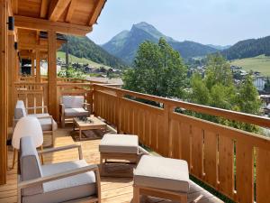 una terrazza con sedie e vista sulle montagne di Chalet Tilly a Morzine