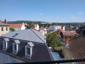einen Blick auf die Stadt vom Dach aus in der Unterkunft Appartement Notre Dame in Montluçon