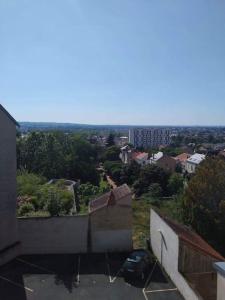 ein Auto, das auf einem Parkplatz in einer Stadt parkt in der Unterkunft Appartement Notre Dame in Montluçon