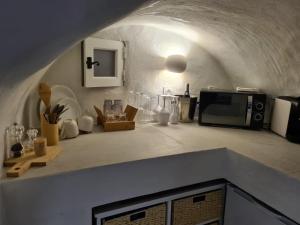 una cucina con piano di lavoro e forno a microonde di Loveroom La Cesarine Jacuzzi privé a Mougins