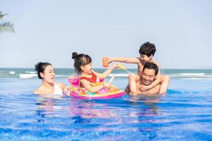 בריכת השחייה שנמצאת ב-Danang Marriott Resort & Spa או באזור
