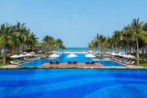 בריכת השחייה שנמצאת ב-Danang Marriott Resort & Spa או באזור