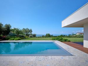 una piscina nel cortile di una casa di ApartmentsGarda - Villa Bardolino a Garda