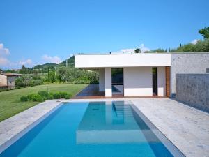una piscina frente a una casa en ApartmentsGarda - Villa Bardolino, en Garda