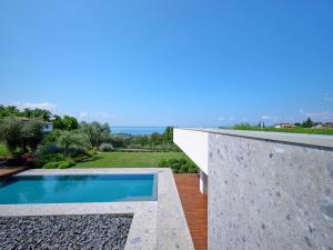vista sulla piscina da una casa di ApartmentsGarda - Villa Bardolino a Garda