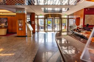 a lobby of a building with glass doors and a lobby at Müggelseeperle in Berlin