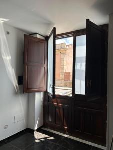 una stanza vuota con una porta e una finestra di Ortigia Loft Via Malta, 22 a Siracusa