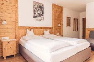 Postel nebo postele na pokoji v ubytování Hotel - Gasthof Märzenklamm