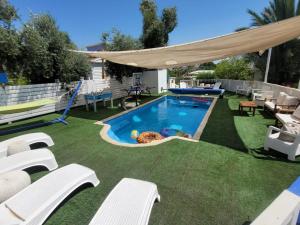 Πισίνα στο ή κοντά στο Helios Luxury Caravan's