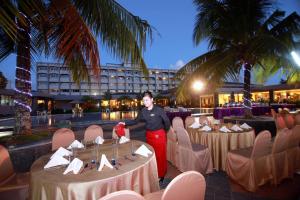 Restaurace v ubytování Pangeran Beach Hotel