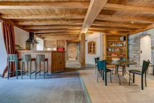 Una cocina y un comedor con mesa y sillas. en Spacious 3-bed in the heart of Chamonix with sauna, en Chamonix-Mont-Blanc