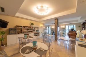 a restaurant with tables and chairs in a room at Albergo Minuetto in Adria