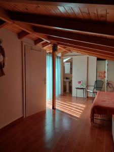 een woonkamer met een houten plafond en een tafel bij Nafplio cozy maisonette in Nafplio