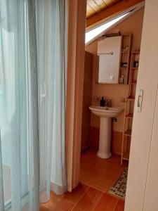 een badkamer met een wastafel en een douchegordijn bij Nafplio cozy maisonette in Nafplio