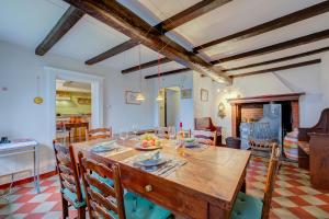 - une salle à manger avec une table et des chaises en bois dans l'établissement Casa Dell'Antonio - Happy Rentals, à Aranno
