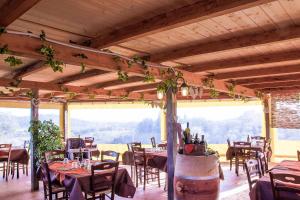 uma sala de jantar com mesas e cadeiras num edifício em La Poggiata em Monterotondo