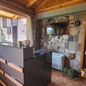cocina con encimera y pared de piedra en Boina House, en Bansko