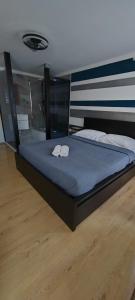 Una cama en una habitación con dos toallas encima. en White house, en Galižana