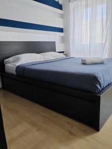 1 cama en un dormitorio con una pared azul y blanca en White house, en Galižana 20 fotos más