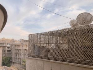 een gebouw met een draad hek erop bij Beduin Apartment with smart TV in downtown Cairo in Caïro